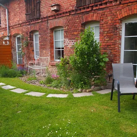 Neu Im Mit Idyllischem Innenhof Und Naturgarten Apartment Mesekenhagen