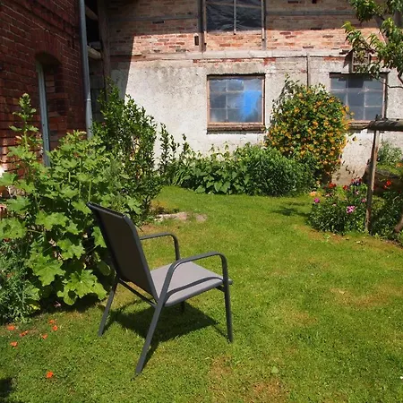 Neu Im Mit Idyllischem Innenhof Und Naturgarten Apartment Mesekenhagen